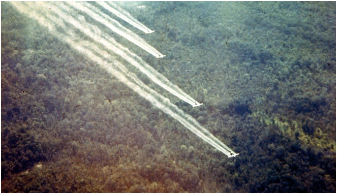Pesawat Amerika menyiramkan Herbisida [Image Source]