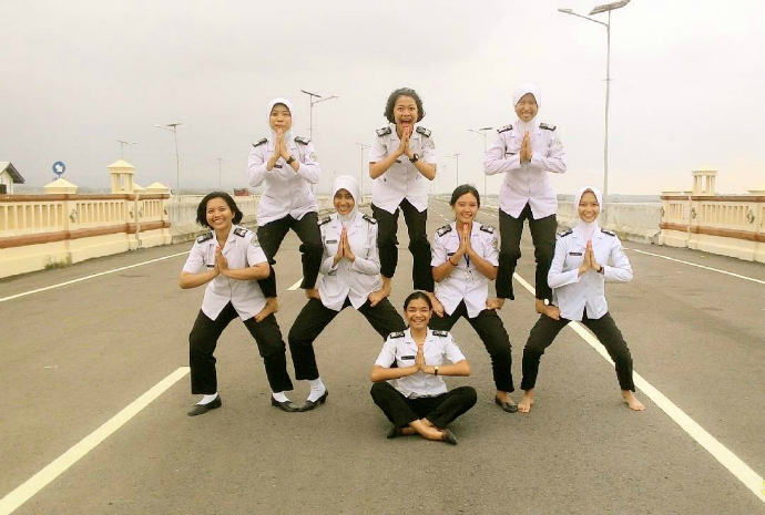 Sekelompok perawat bikin formasi cheerleader di jalan tol [image source]