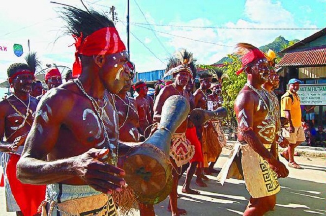 Tarian adat suku Imeko, Papua [image source]