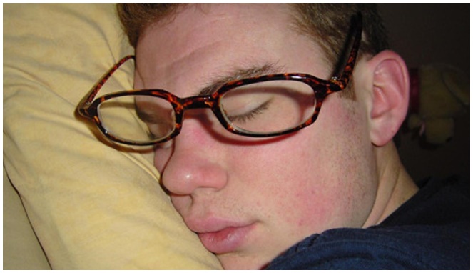 Tidur pakai kacamata [Image Source]