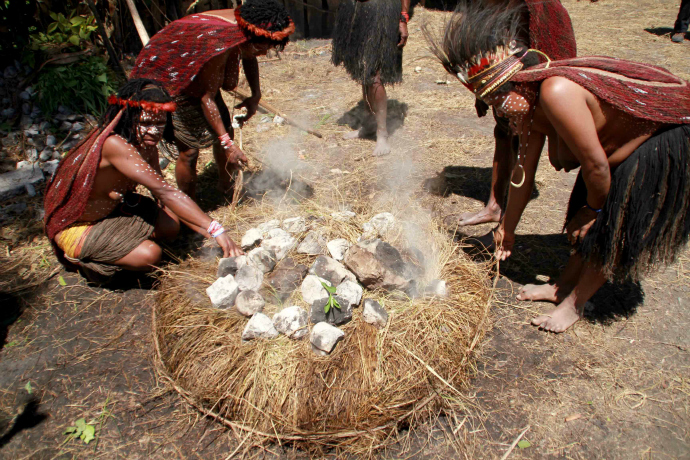 Tradisi bakar batu [image source]