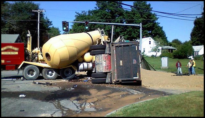 Truk yang kunduran truk [Image Source]