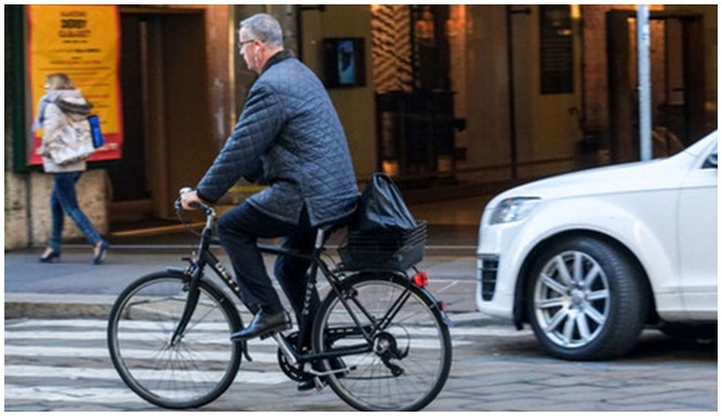 Warga Italia berangkat kerja dengan naik sepeda [Image Source]