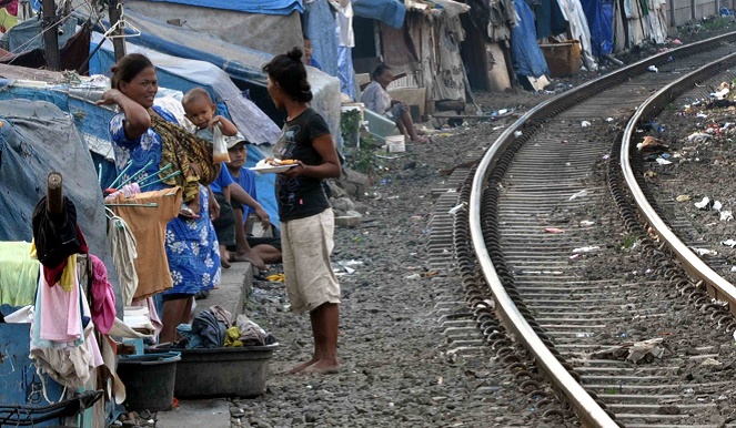 Tidak terlihat, tapi di masa SBY kemiskinan turun cukup drastis [Image Source]