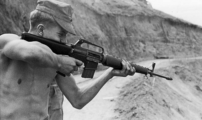 Dibekali M16 yang canggih, pasukan AS justru memunguti AK47 para pejuang Viet Chong [Image Source]