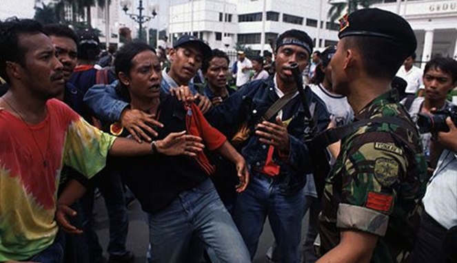 Protes mahasiswa Timor Timur tahun 1996 [Image Source]