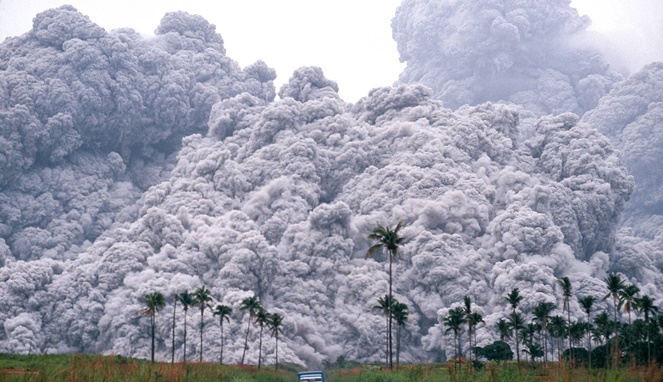 Aliran abu vulkanis dari gunung yang meletus [Image Source]