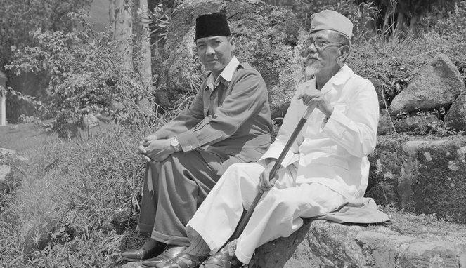H. Agoes Salim dan Bung Karno [ Image Source ]