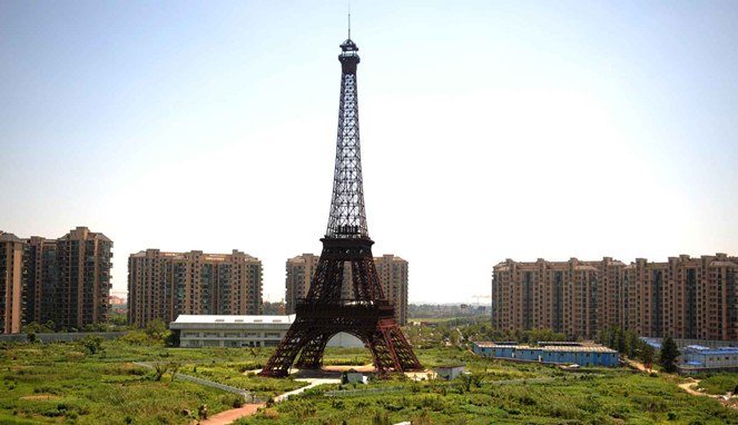 Duplikat menara Eiffel oleh orang Tiongkok [Image Source]