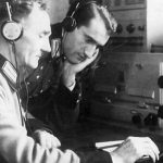 Komando perang lewat pesawat radio [ Image Source ]