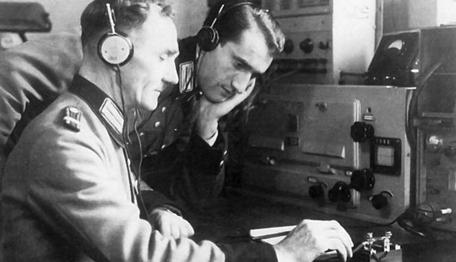 Komando perang lewat pesawat radio [Image Source]