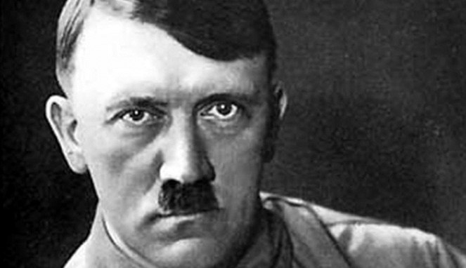Hitler mengagungkan rasnya [Image Source]