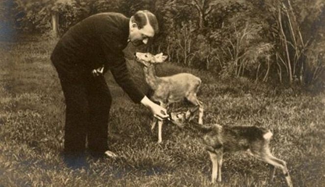 Hitler pecinta binatang [Image Source]