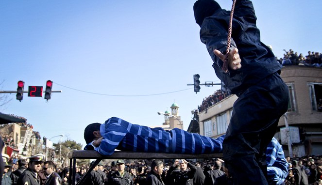 Hukuman cambuk di Iran [Image Source]