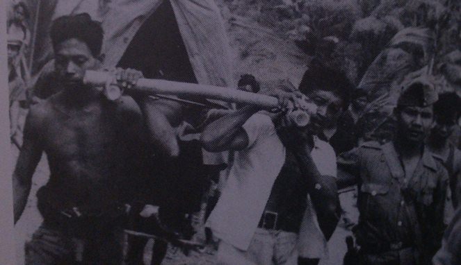 Jenderal Soedirman ditandu [Image Source]