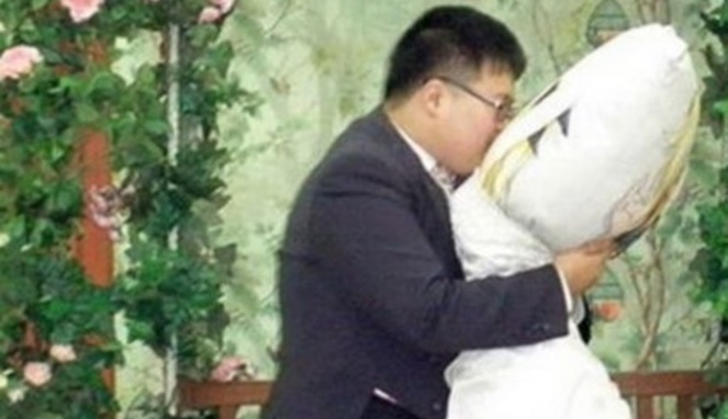 Lee Jin-gyu dengan istri bantalnya [Image Source]