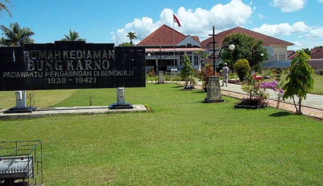 Rumah Pengasingan Bung Karno di Bengkulu [ Image Source ]