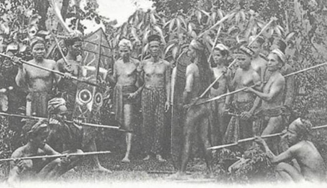 Pasukan Dayak menguasai hutan [Image Source]