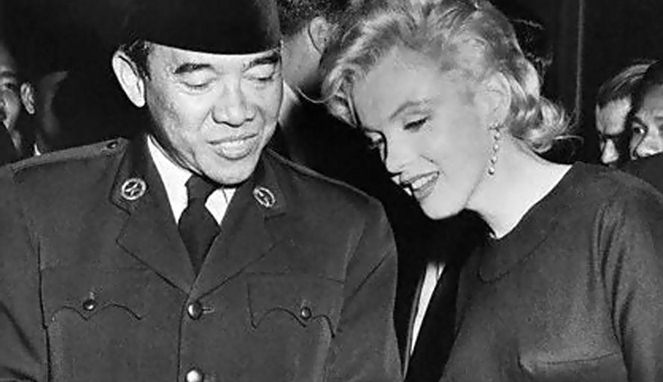 Presiden Soekarno dan Marilyn Monroe [Image Source]
