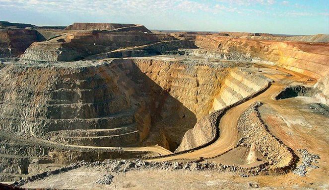 Tambang emas di Uzbekistan [Image Source]