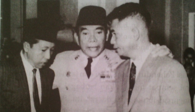 Tjilik Riwut (Kanan) dan Presiden Soekarno [Image Source]