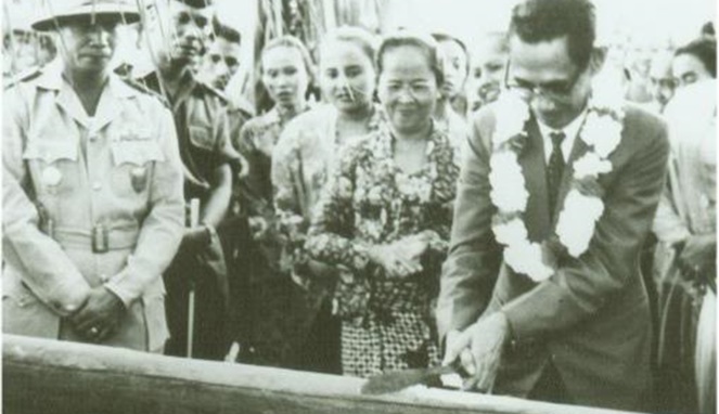 Tjilik Riwut saat upacara memotong pantan [Image Source]