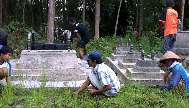 Tukang bersih kuburan [Image Source]