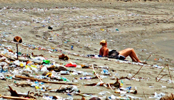 Tumpukan sampah di pantai [Image Source]