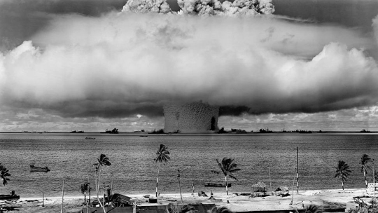 Uji Bom atom di Marshall Island [Image Source]