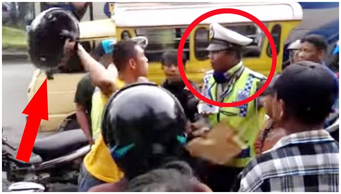 Polisi dipukul helm [image source]