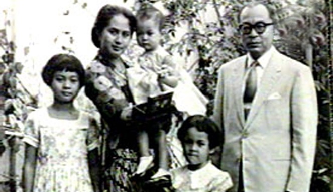 Bung Hatta bersama keluarga [ Image Source ]