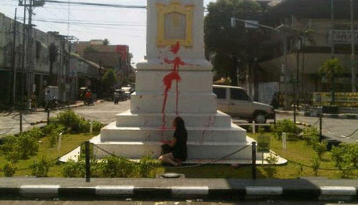 Tugu Yogyakarta disiram cat merah [image source]