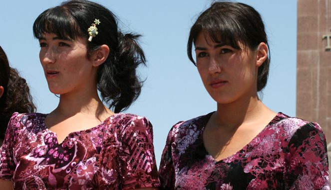 Wanita Uzbek, cantik tapi suka minder [Image Source]