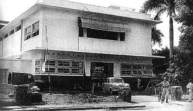 Gedung Sekolah Perguruan Cikini, tempat presiden Soekarno digranat [Image Source]