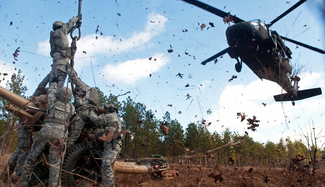 Latihan dengan helikopter tempur [Image Source]