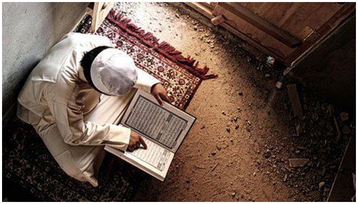 Membaca Al Quran [image source]