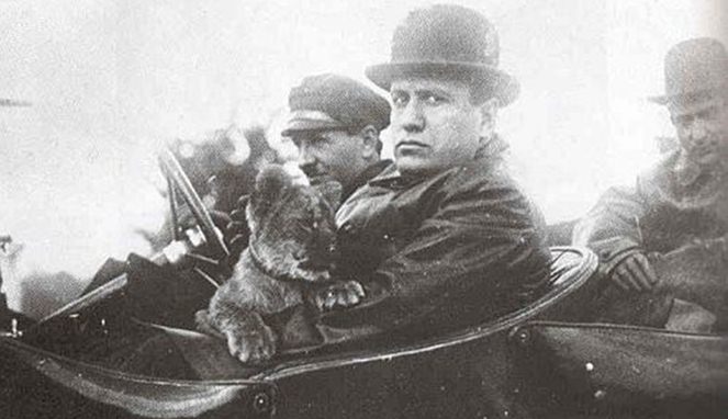 Mussolini dan anak singanya [Image Source]