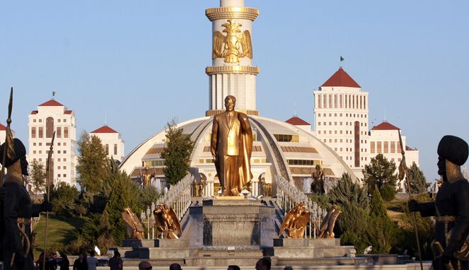 Patung emas Saparmurat Niyazov [Image Source]
