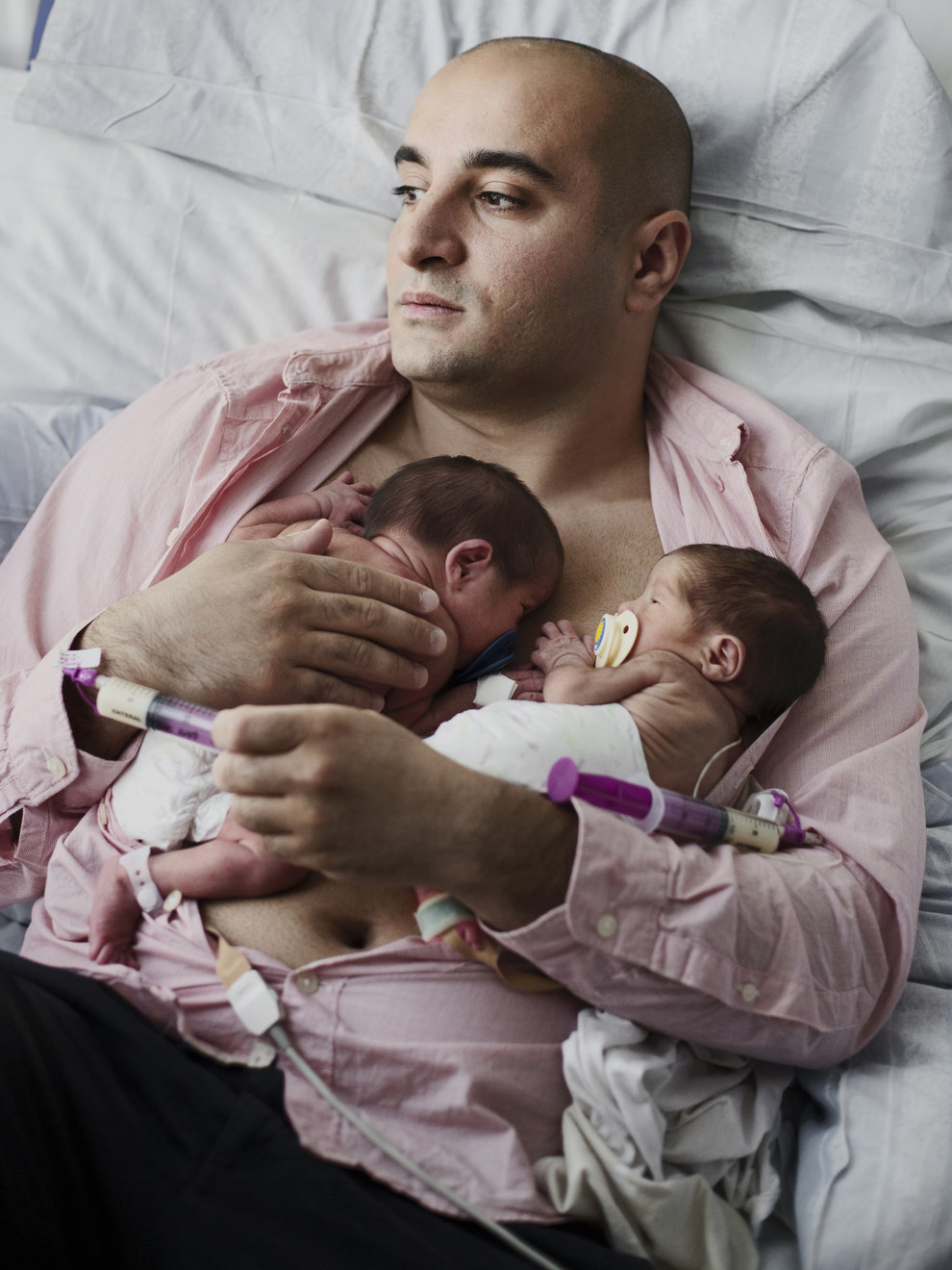 Merawat bayi kembar [image source]