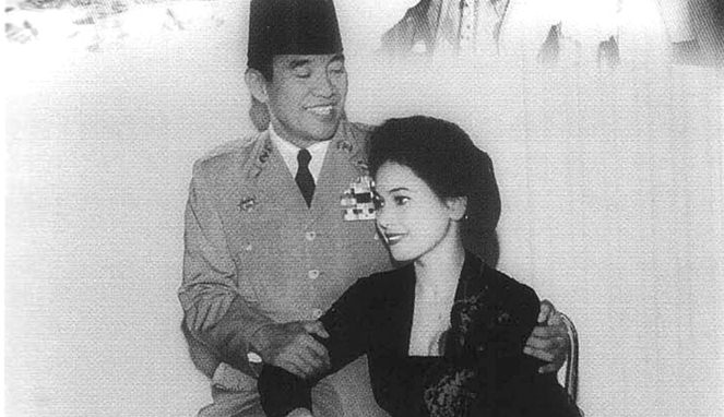 Soekarno dan Ratna Sari Dewi [Image Source]