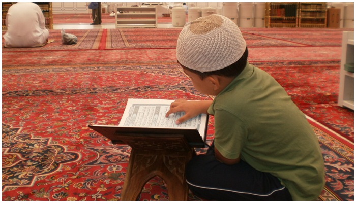 Adik kecil aja Baca Al Quran, masa kamu enggak? [image source]