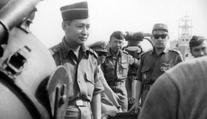 Mayjend Soeharto memimpin Komando Mandala dalam operasi TRIKORA [Image Source]