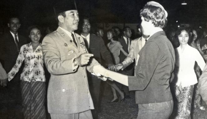 Bung Karno menari dengan wanita asing [Image Source]