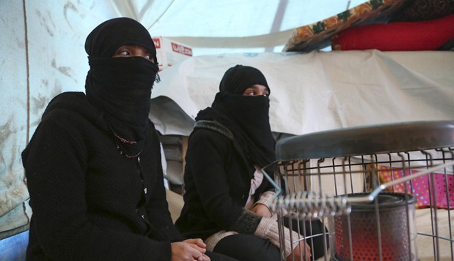Dua wanita ISIS yang bersaudara [Image Source]