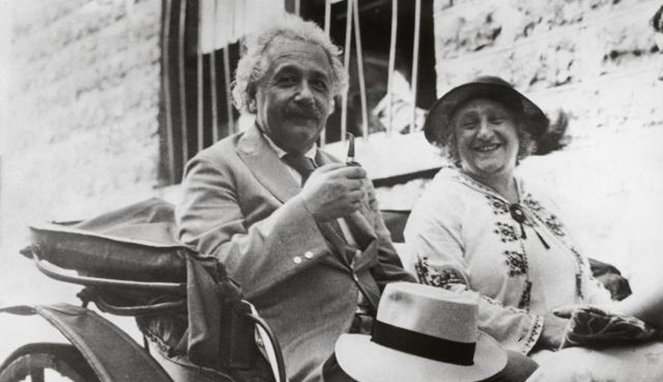 Kebersamaan singkat Einstein [Image Source]