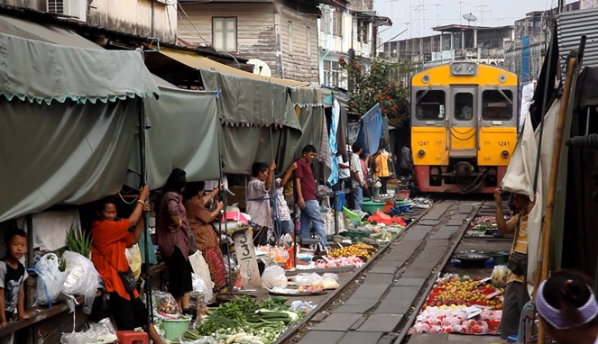 Pasar Maeklong [Image Source]