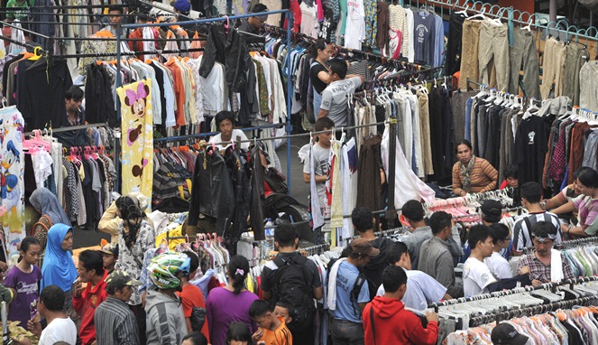 Pedagang baju Pasar Senen [Image Source]