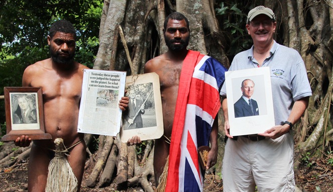 Penduduk Vanuatu dan foto Pangeran Philips [Image Source]