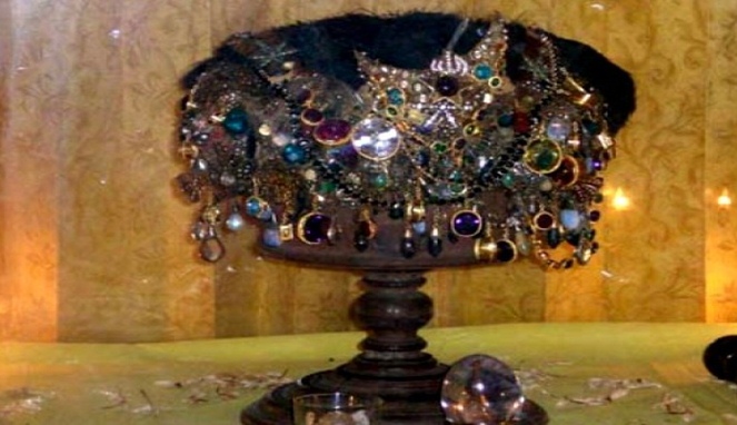 Rambut mahkota Stampa [Image Source]