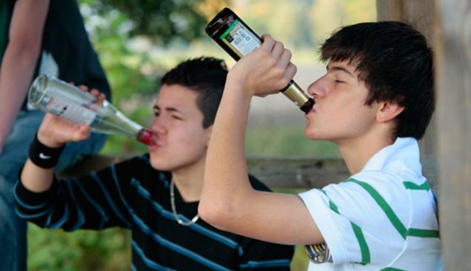 Remaja minum minuman beralkohol [Image Source]
